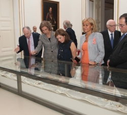Su Majestad la Reina durante su recorrido por las diferentes salas de la exposición
